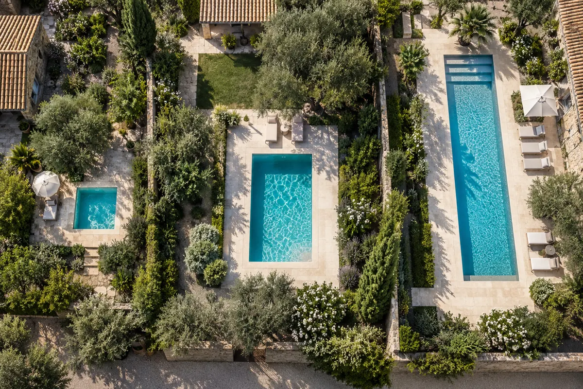 Trois piscines de tailles différentes vues du ciel