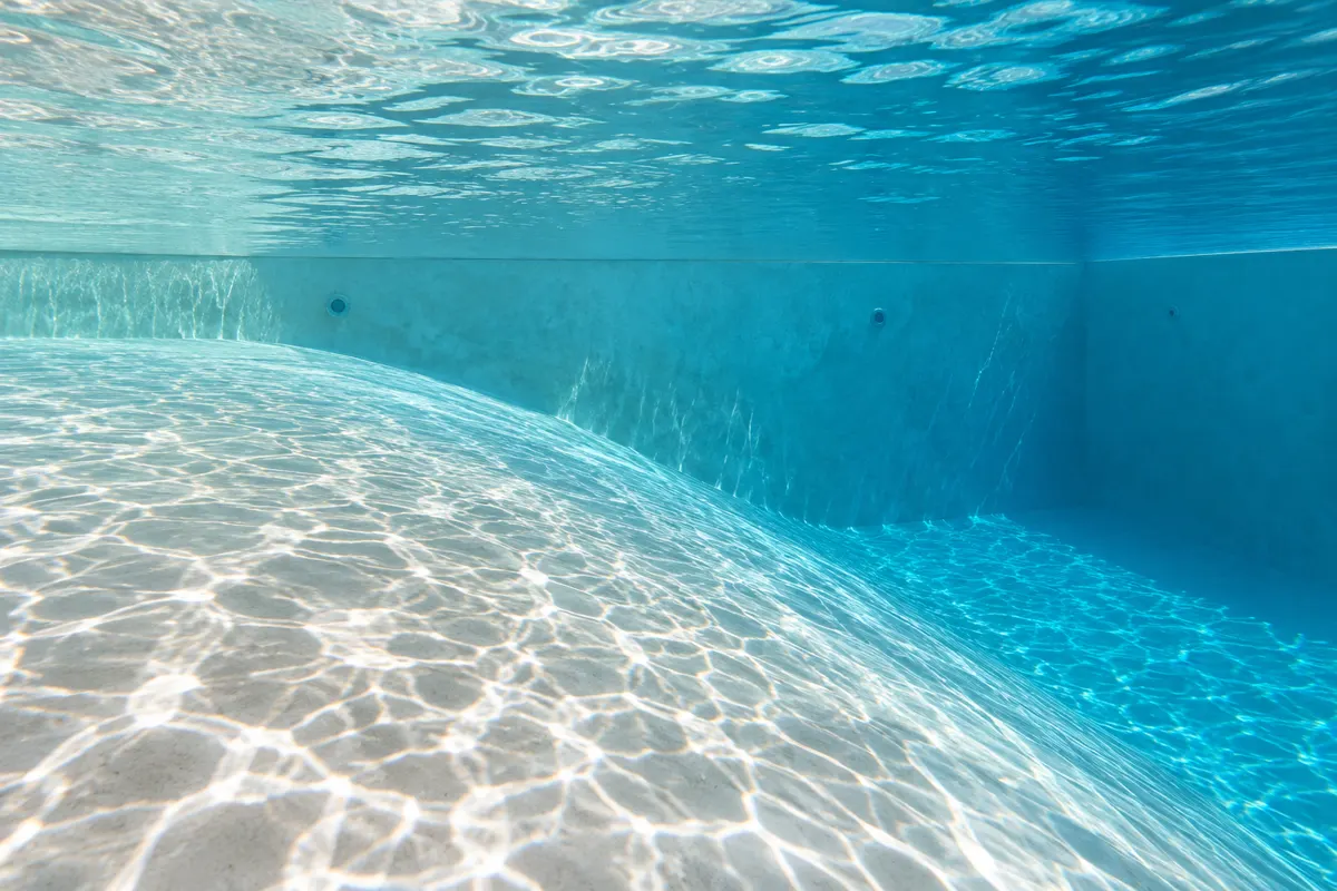 Fond de piscine en pente vers la partie profonde