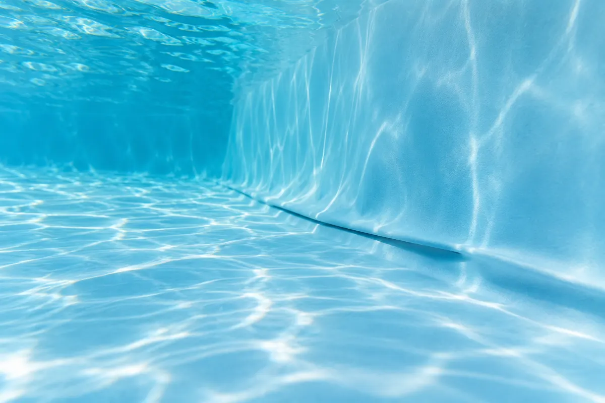 Liner bleu clair de piscine avec un léger pli